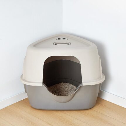 Spacious enclosed lidded litter box